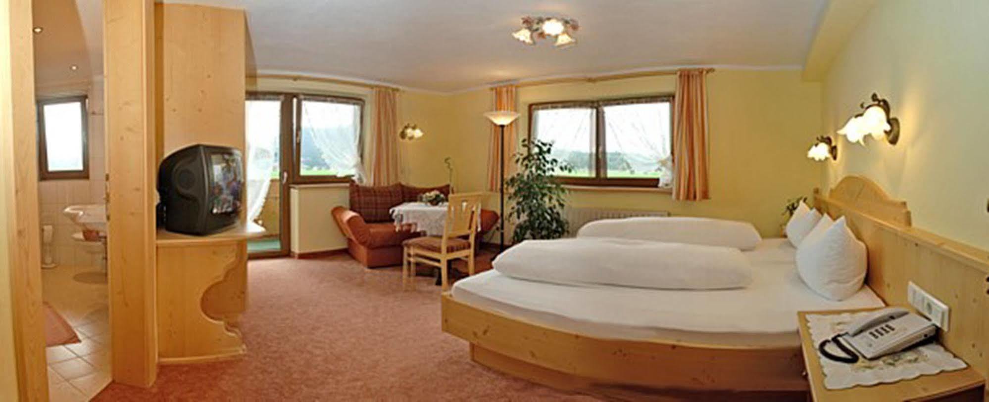 Pension Und Apartments Landhaus Marie Leutasch Extérieur photo