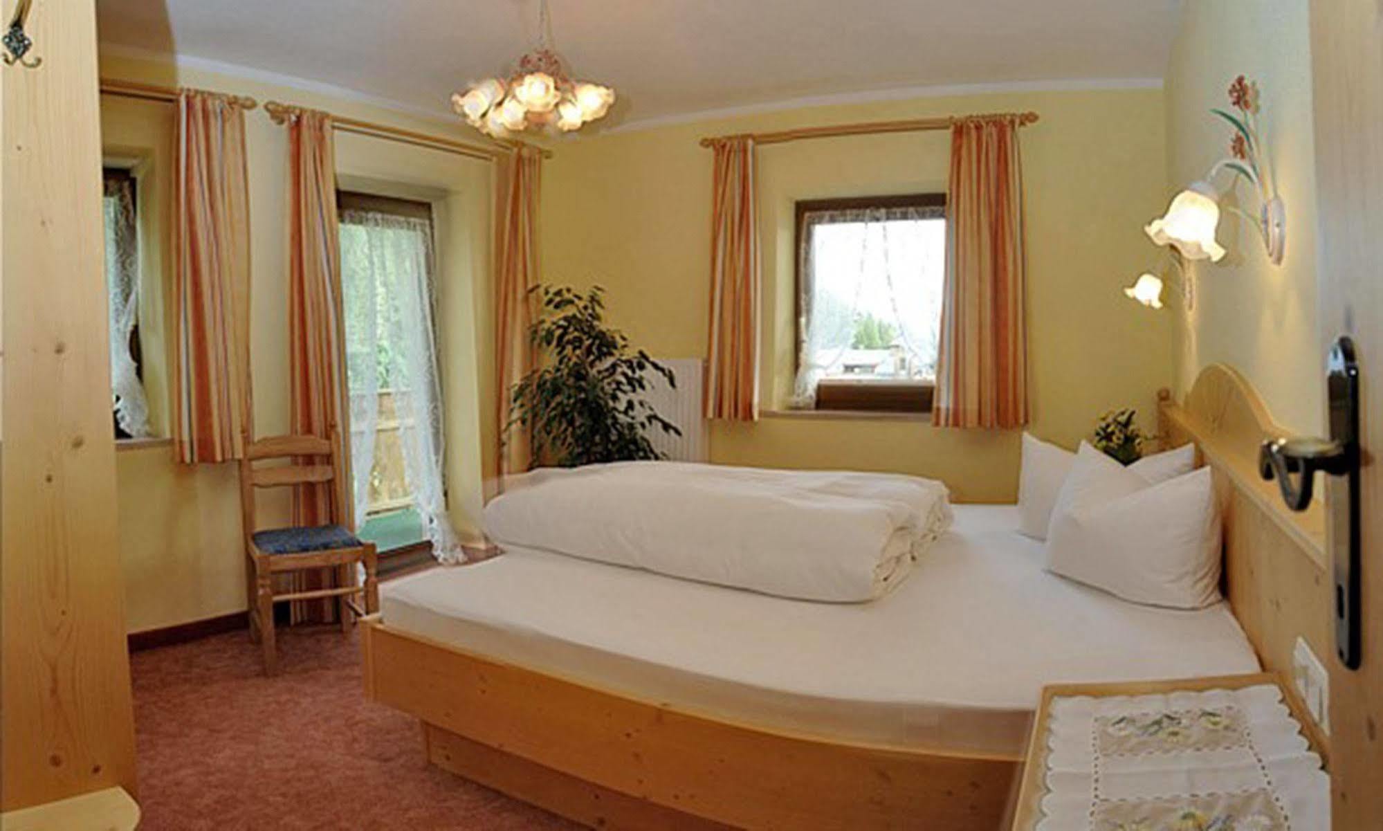 Pension Und Apartments Landhaus Marie Leutasch Extérieur photo