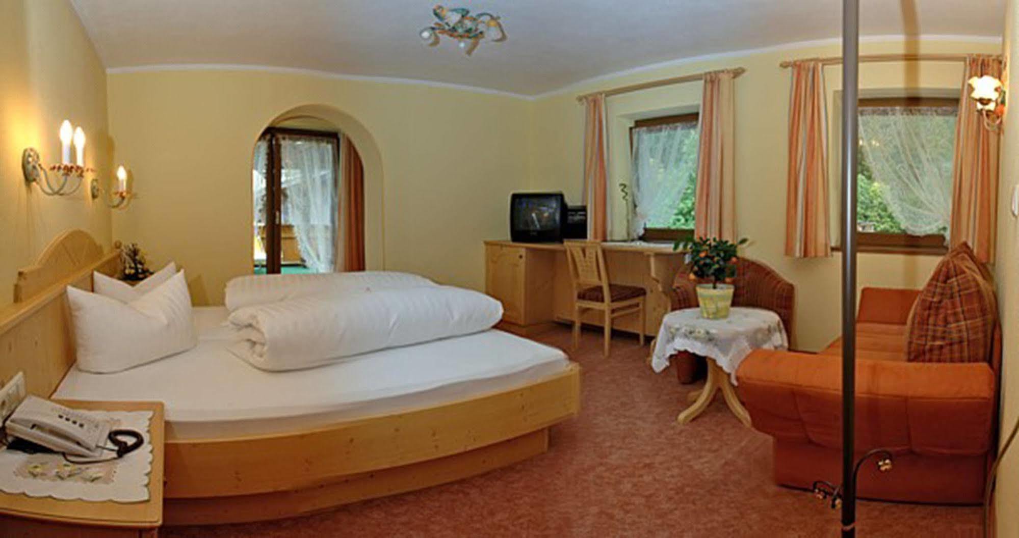 Pension Und Apartments Landhaus Marie Leutasch Extérieur photo